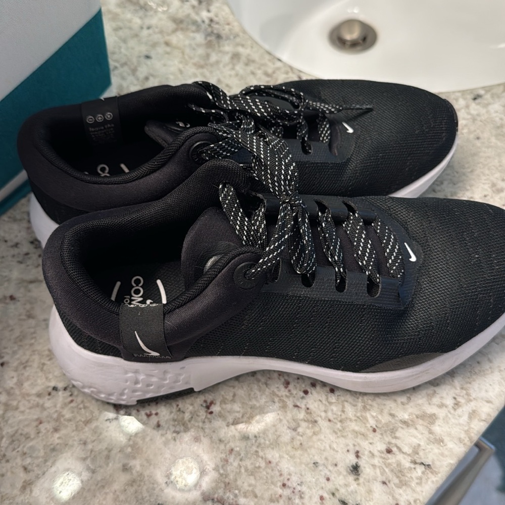 Barely worn black Nikes